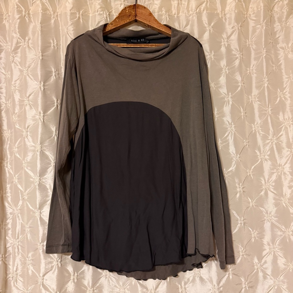 OZAI N KŪ Two-Tone Circle Lagenlook Tunic Top Cowl Neck Gray Black Shirt